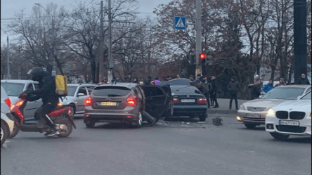 В Одессе возле ТЦ из-за аварии разбили машины: они образовали пробку. Фото - 285x160