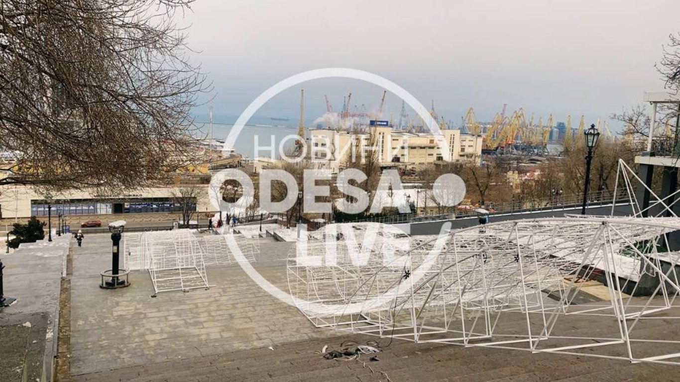 В Одесі біля Дюка встановлюють новорічну інсталяцію - відео