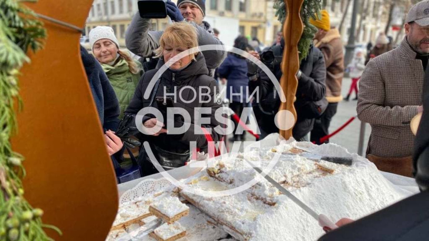 В Одессе испекли рекордный рождественский штоллен в Украине - фото