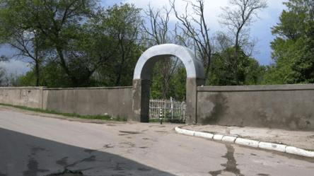 В Одессе часть забора на кладбище отреставрируют за почти 1,5 миллиона гривен - 285x160
