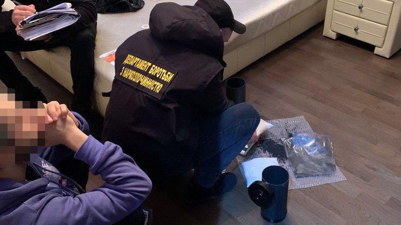В Одесі затримали хлопця з Черкаської області з кілограмом наркотиків