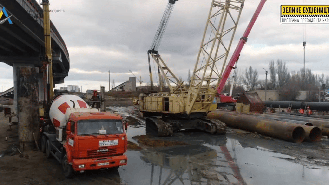 В Одесі заклали опори при будівництві естакади до морського порту - відео
