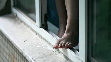 В Одесі жінка намагалася вилізти з вікна другого поверху та впала - 285x160