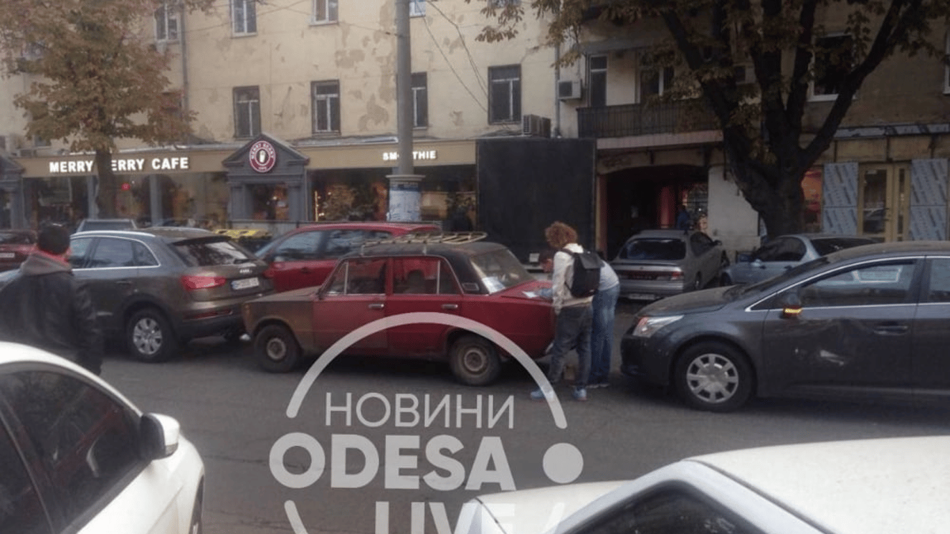 В Одессе "Жигули" зажали легковушки с двух сторон - фото, видео