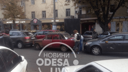 ДТП в Одесі: в "жигулі" влетіли авто з двох сторін. Фото, відео - 285x160