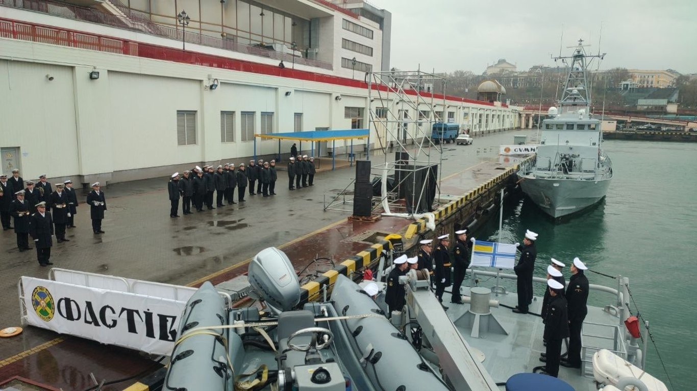 В Одесі у склад ВМС ЗСУ прийняли катери “Фастів” та ”Суми” - початок військової служби