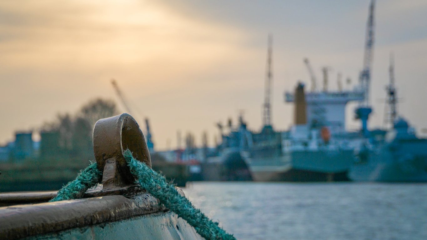 В Одессе и других украинских портах заблокировано 100 торговых судов