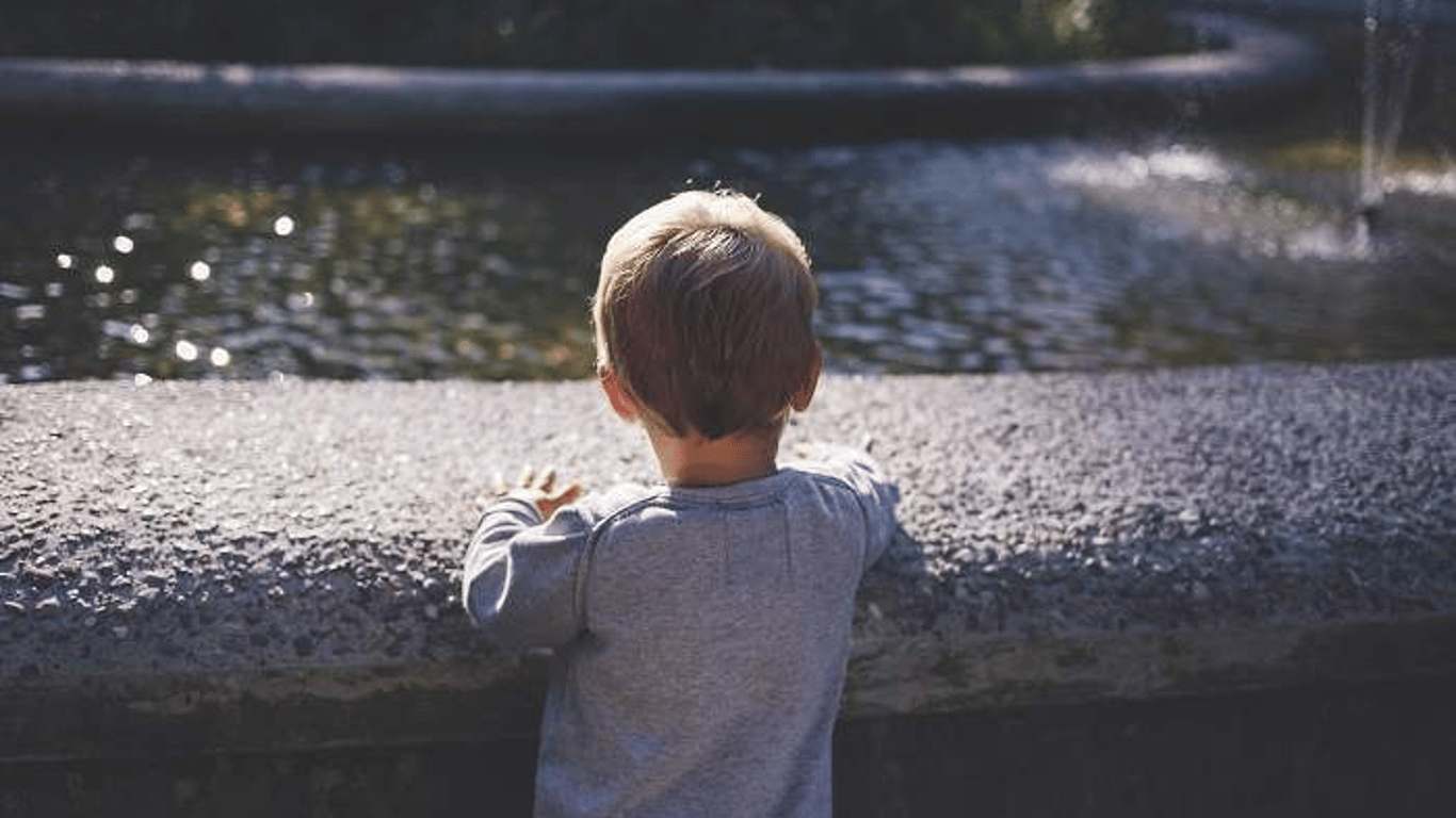 В Одеській області 3-річний хлопчик самотужки пішов до річки під дощем