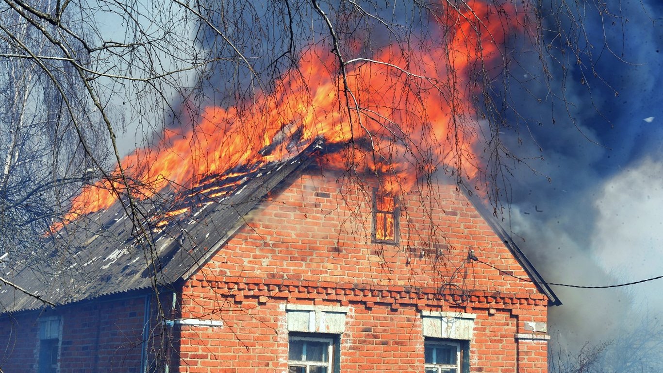 В Одесской области загорелся частный дом - хозяин курил в постели