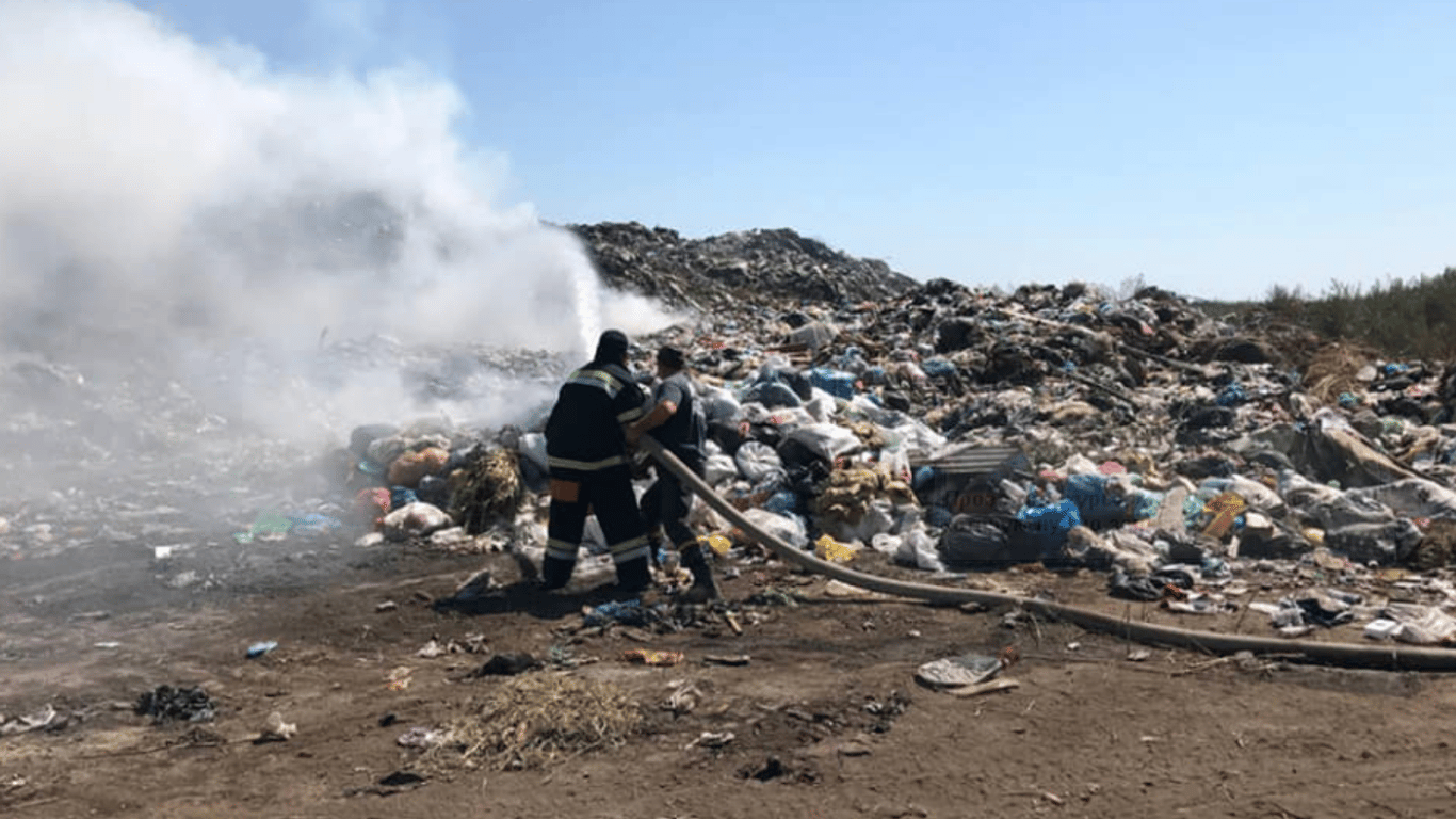 В Одеській області палало сміттєзвалище - фото