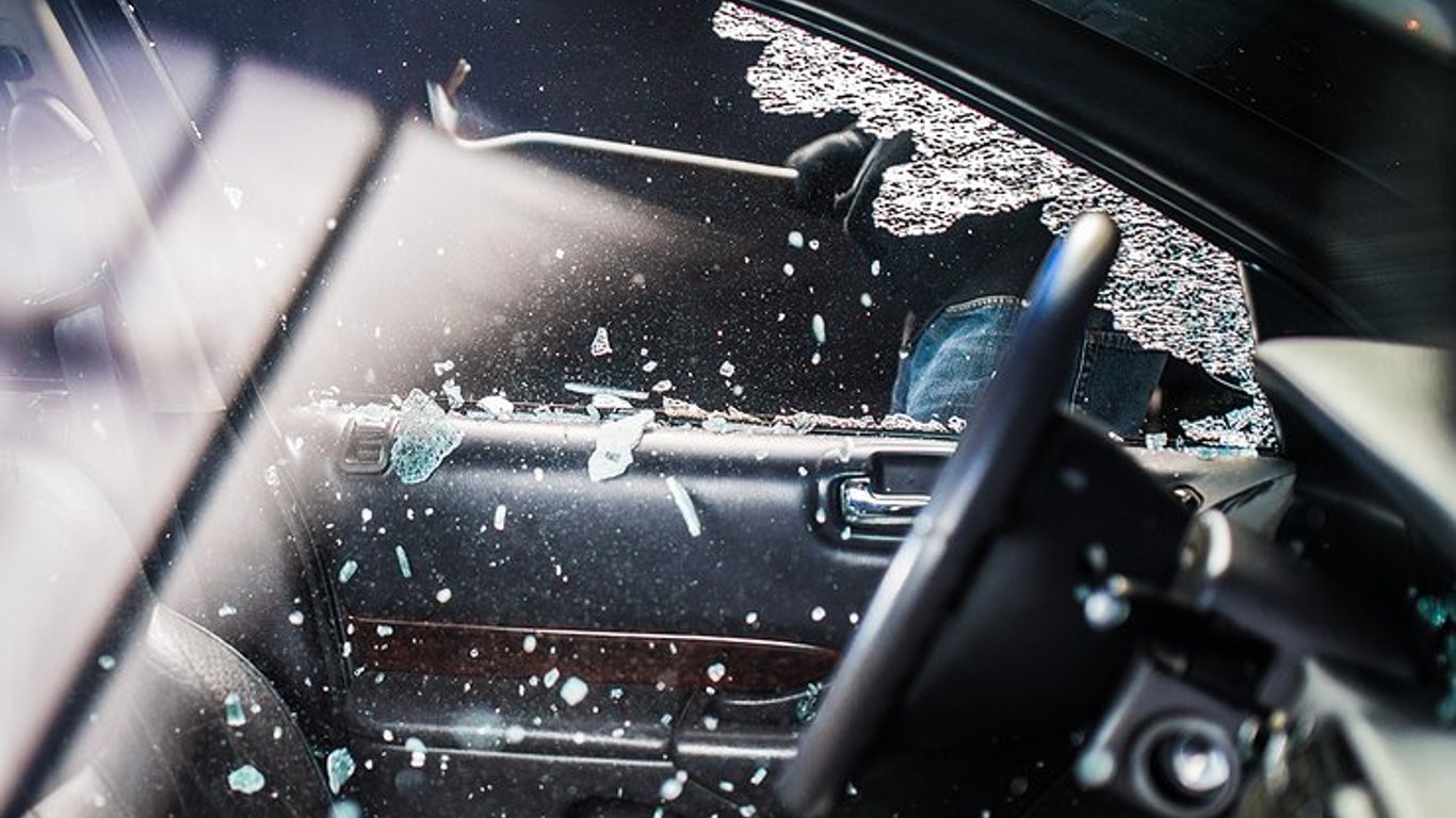 В Одесской области на АЗС из машины украли 300 тысяч долларов