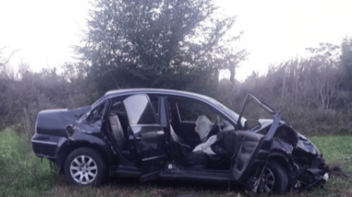 На трассе в Одесской области нашли разбитую машину с людьми в бессознательном состоянии