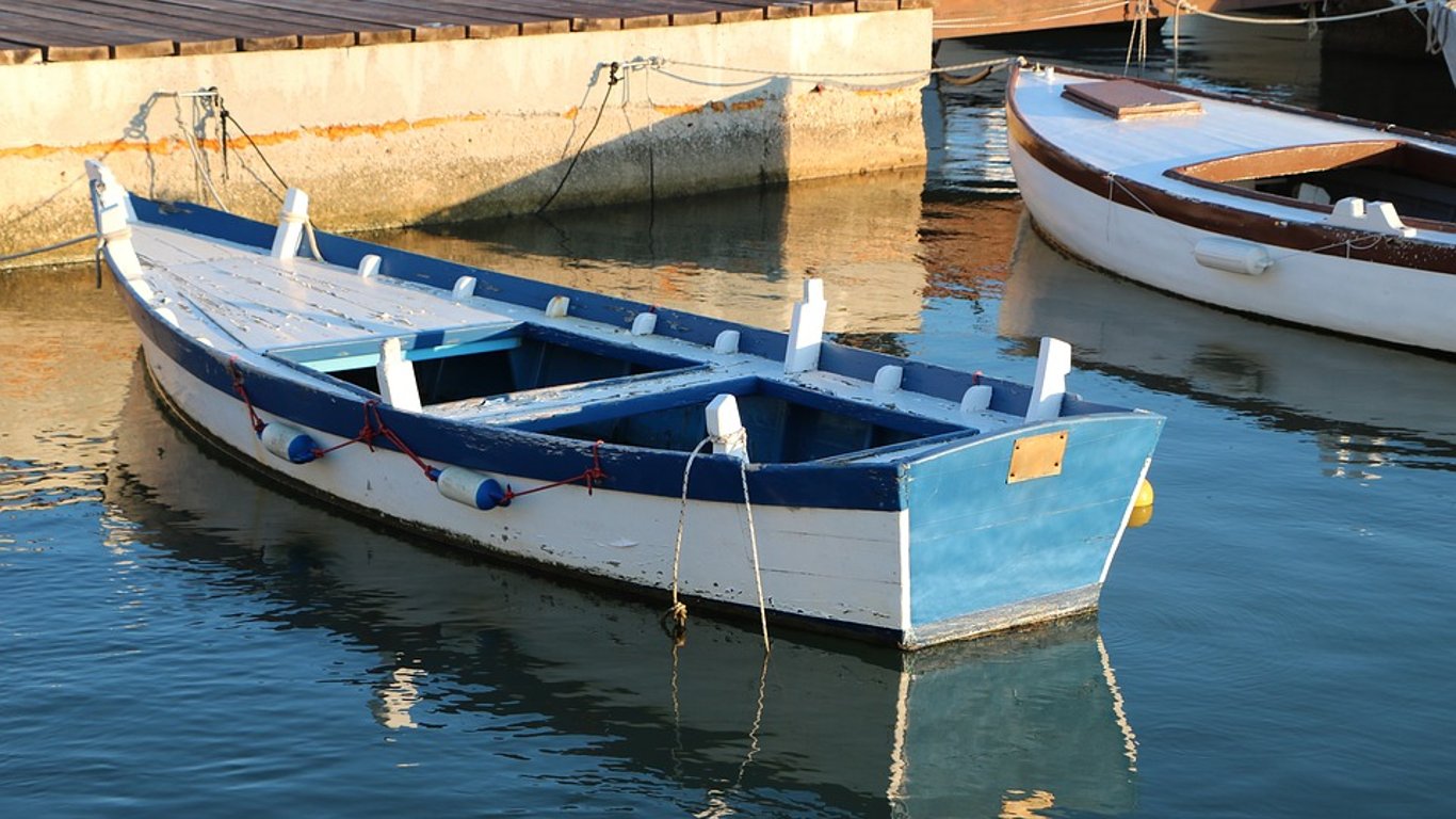 На Одещині виявили човни з однаковими номера та браконьєрськими сітками