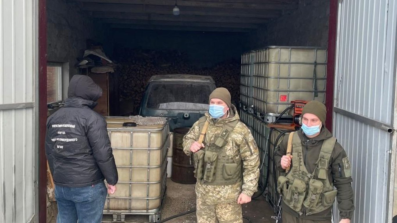 В Одеській області прикордонники закрили підпільну АЗС