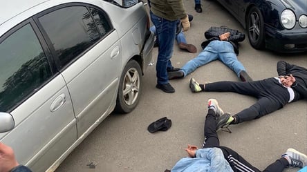 Пытали и требовали несуществующие долги: СБУ задержала членов преступной группировки в Одесской области - 285x160