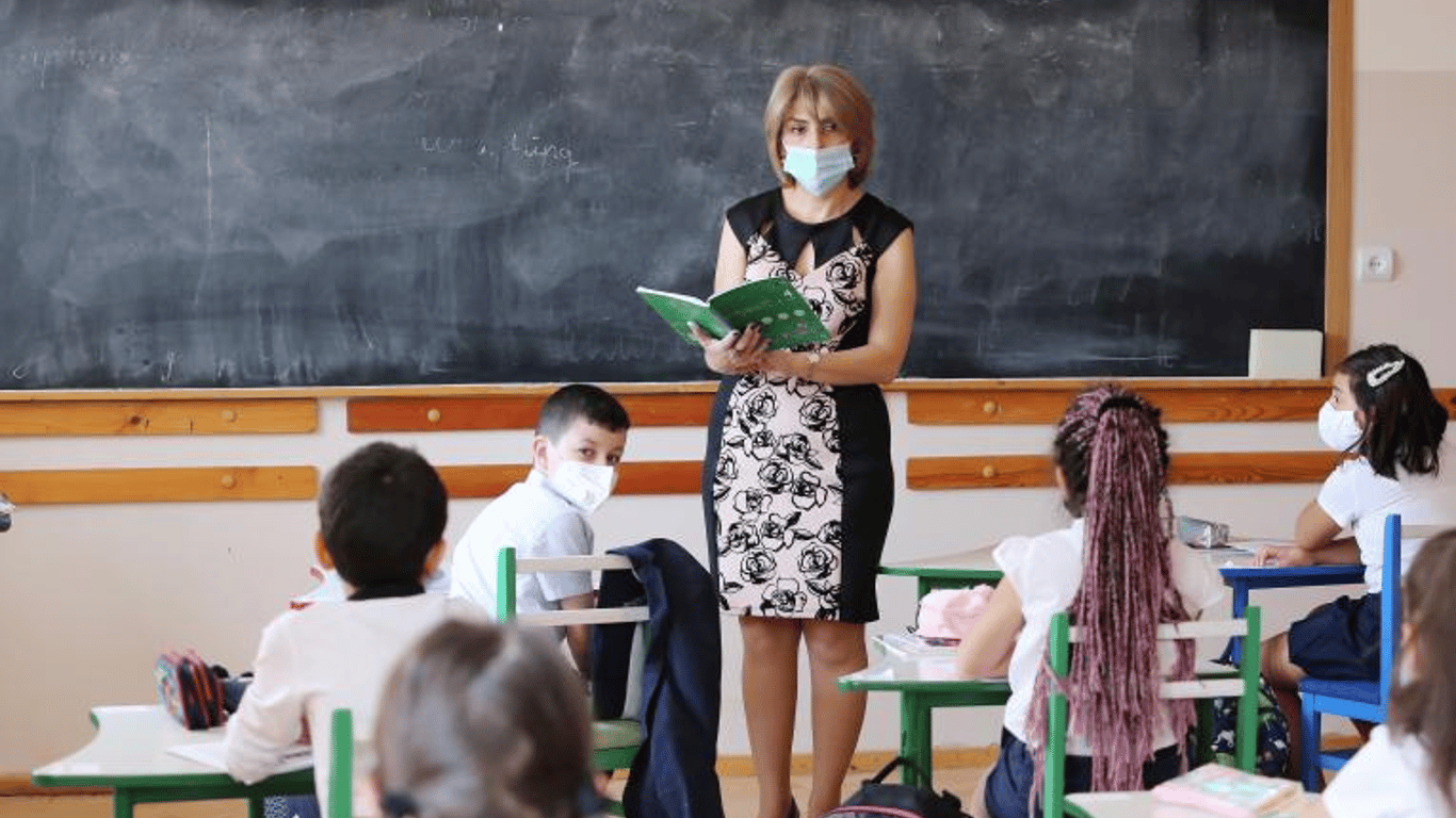 В Одесской области учителей будут прививать прямо в школах