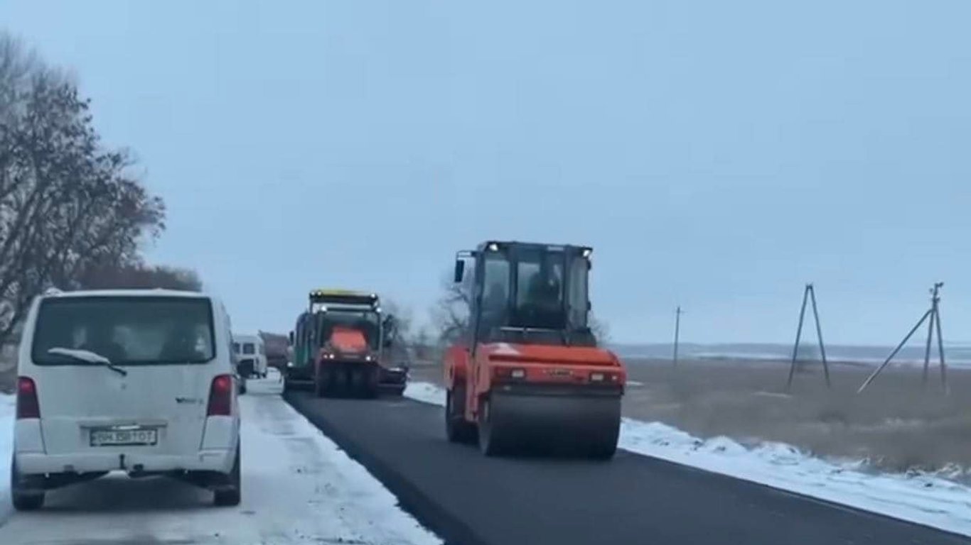 В Одеській області укладали асфальт прямо на сніг - відео