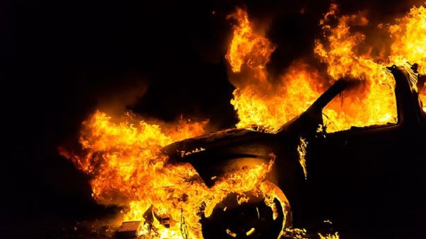 В Одеській області в декількох метрах від АЗС спалахнув автомобіль - загорівся газовий балон