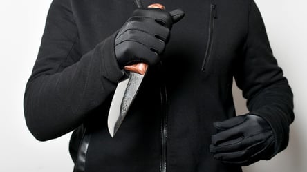 Вдарив ножем і пішов собі: на Одещині затримали чоловіка, який поранив 18-річного юнака - 285x160
