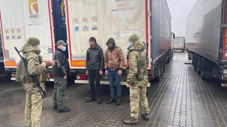 Прятались в прицепе грузовика: в Одесской области задержали нелегалов с Ближнего Востока. Фото - 285x160
