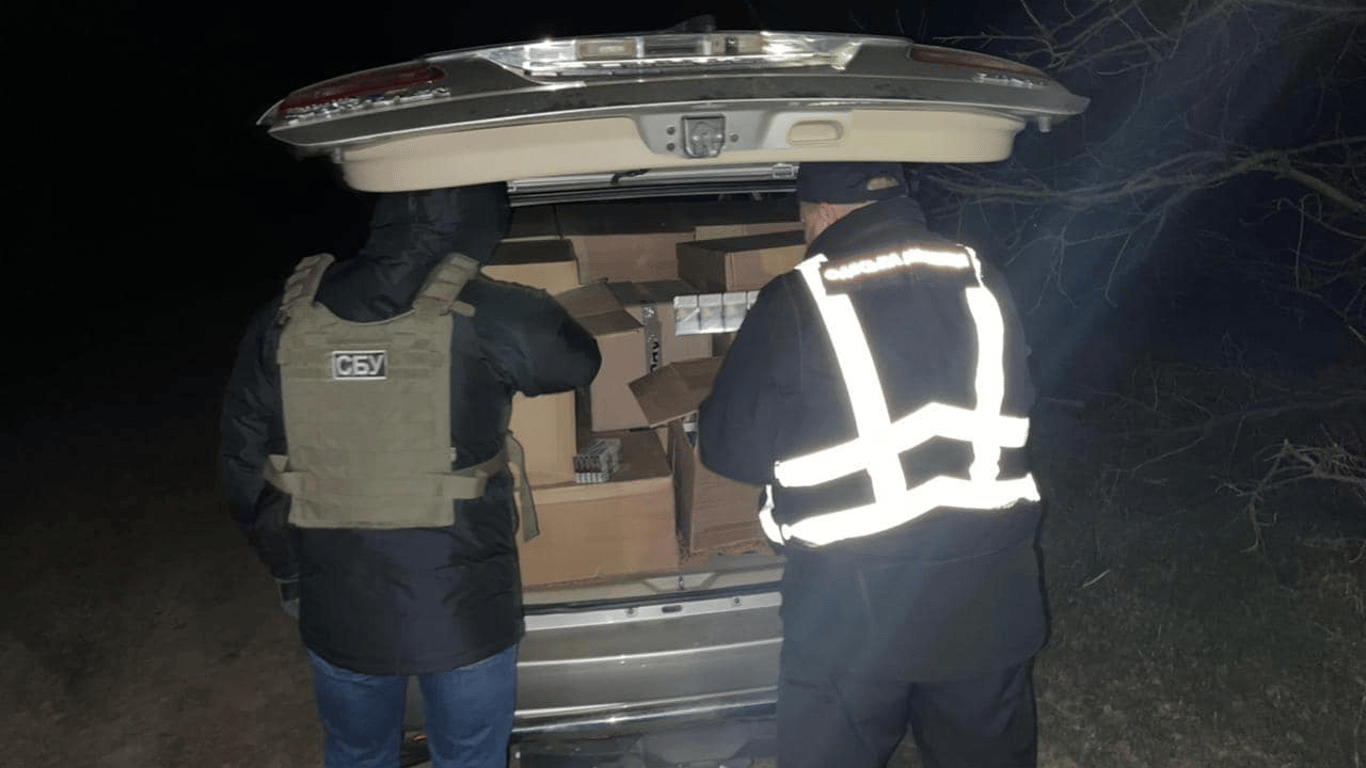 В Одесской области задержали минибус с тысячами контрабандных сигарет - фото