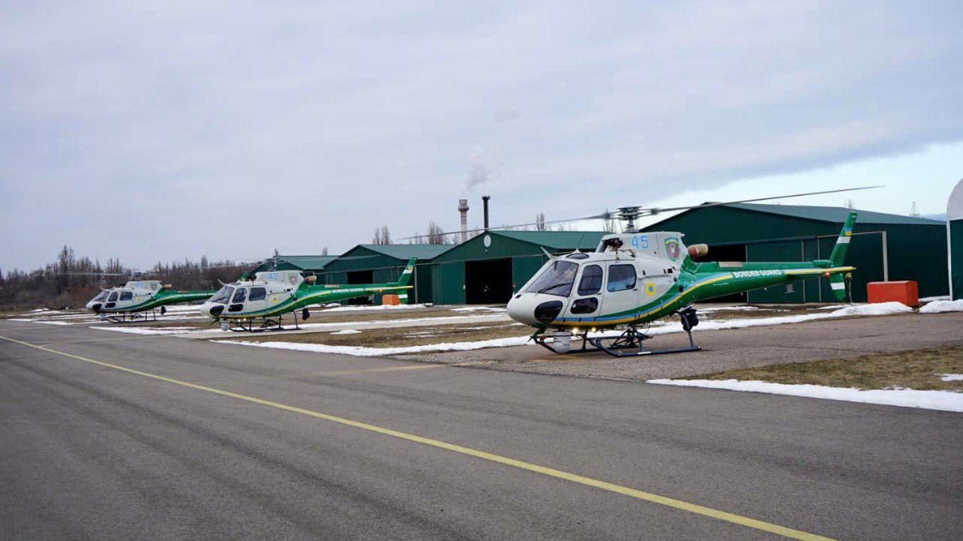 В Одессу доставили три новых французских вертолета для пограничников