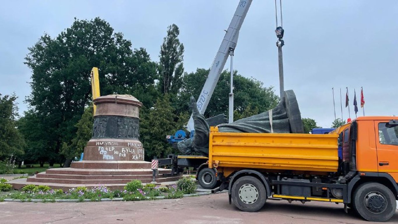 Украина и россия - В Переяславе снесли монумент, посвященный "воссоединению" стран