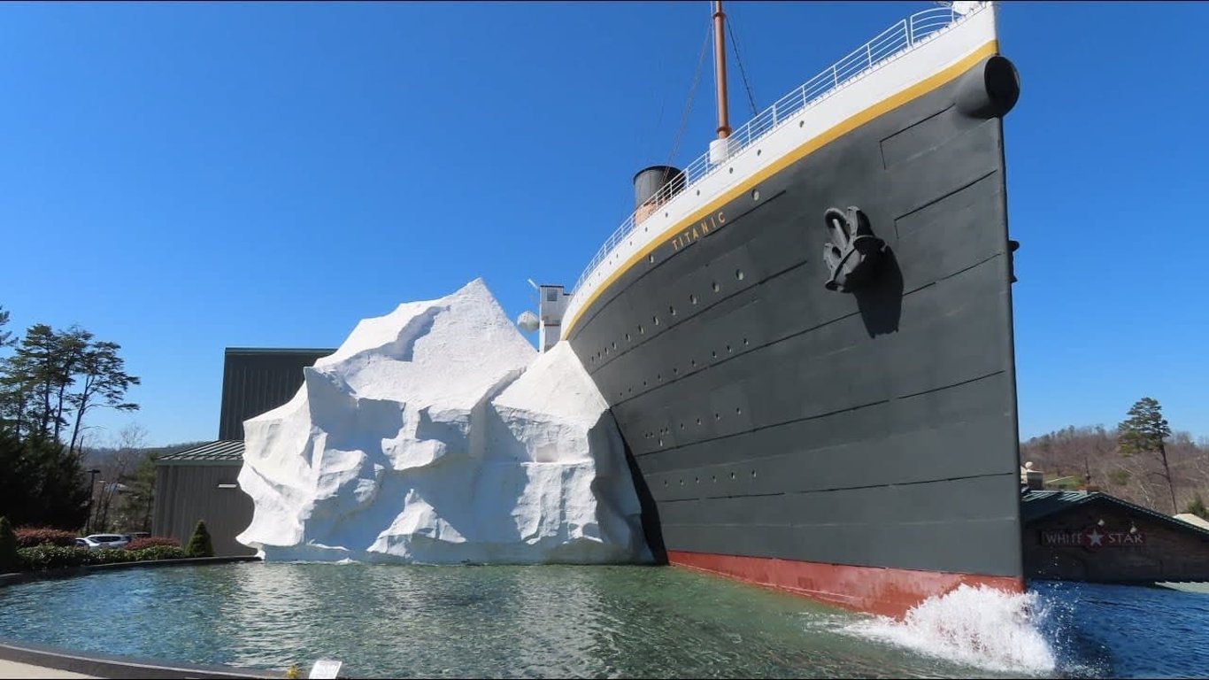 В США в музее Титаника откололся айсберг