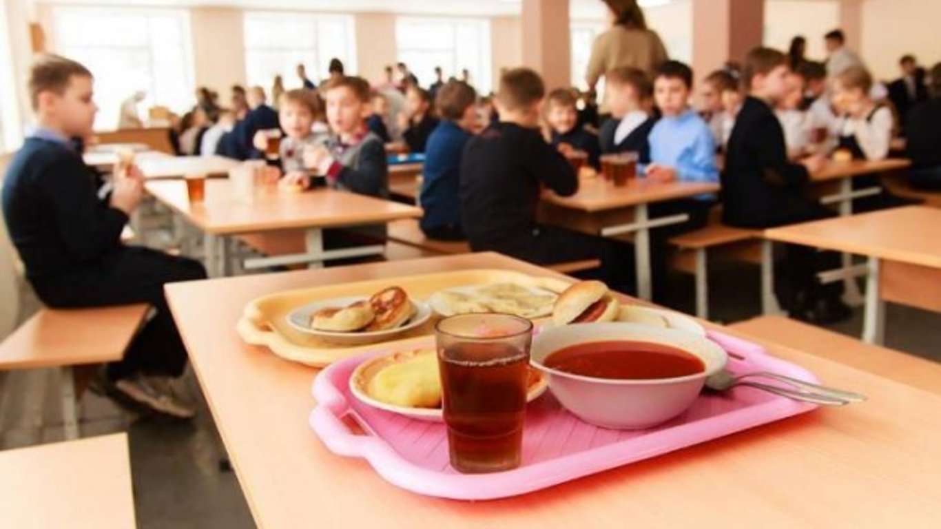 В працівників шкільних їдалень Одещини виявили стафілокок