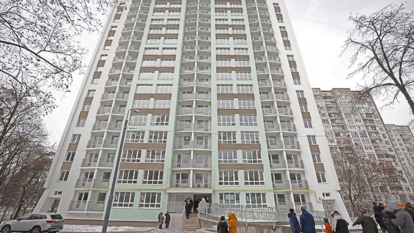 В Киеве восстановили многоэтажку, куда попала ракета рф