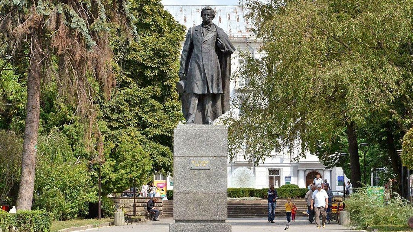 В Тернополе демонтировали памятник Александру Пушкину: какая причина