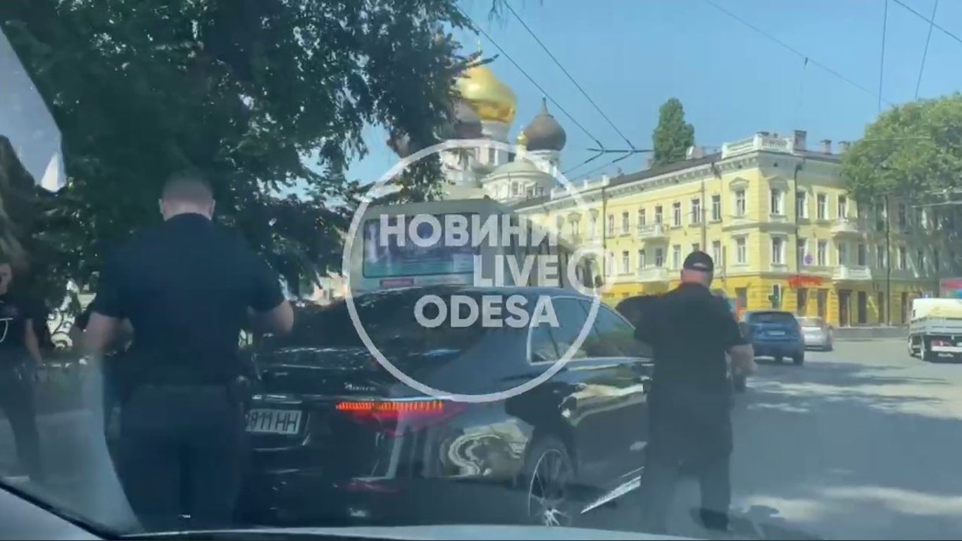 В центрі Одеси сталася потрійна ДТП за участю двох автівок та маршрутки