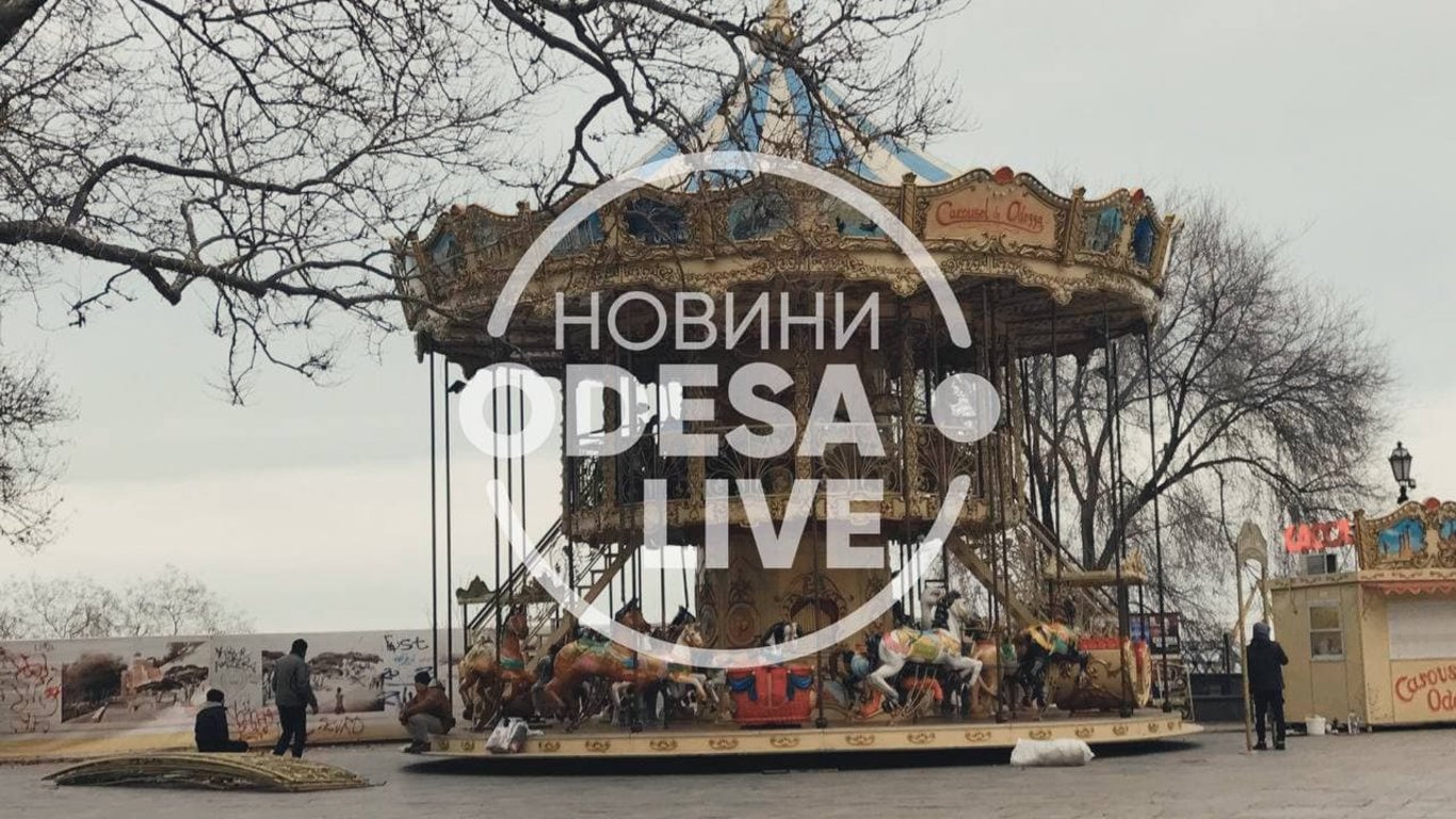 В центре Одессы уже установили новогоднюю карусель