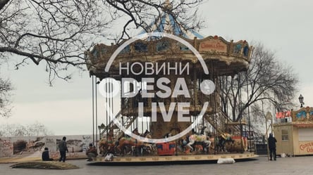 Менше ніж за добу: в центрі Одеси вже встановили новорічну карусель. Відео - 285x160
