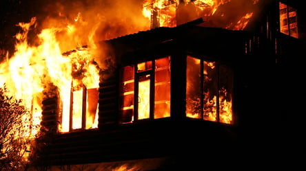 У центрі Одеси спалахнула пожежа в п'ятиповерхівці: вогонь пошкодив сусідні квартири. Відео - 285x160
