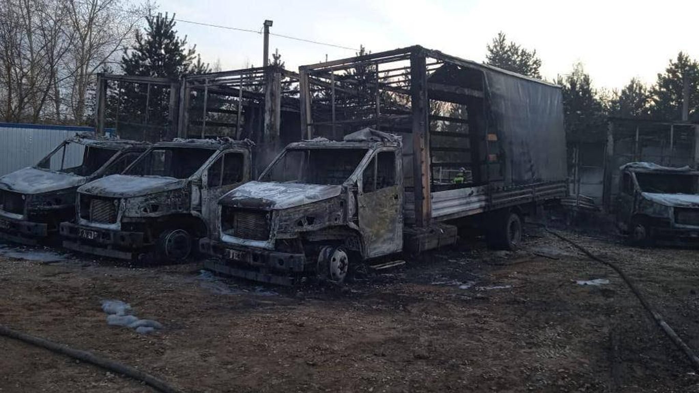 Божье наказание - в Твери дотла выгорело 38 грузовиков