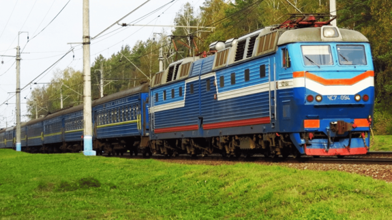 Укрзализныця - из-за аварии поезда задерживаются и меняют маршруты