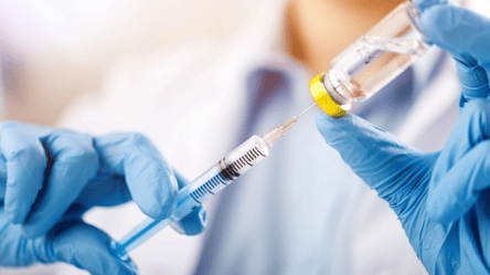 В Україні дозволять третю дозу вакцини від COVID-19: кому рекомендуватимуть - 285x160