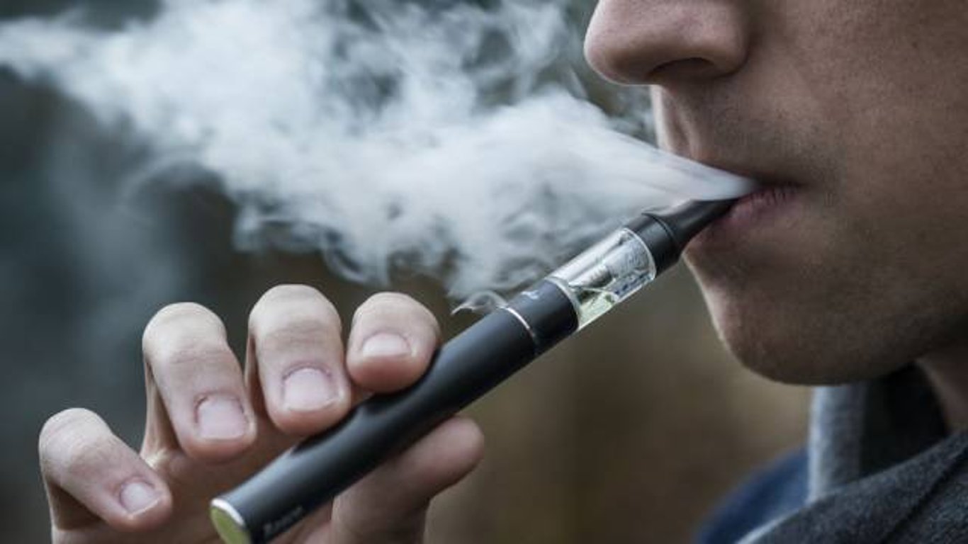 В Україні заборонили продаж міцних і ароматизованих сигарет та паління IQOS  у громадських місцях