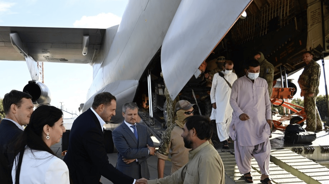В Украину прибыл самолет с эвакуированными людьми из Афганистана