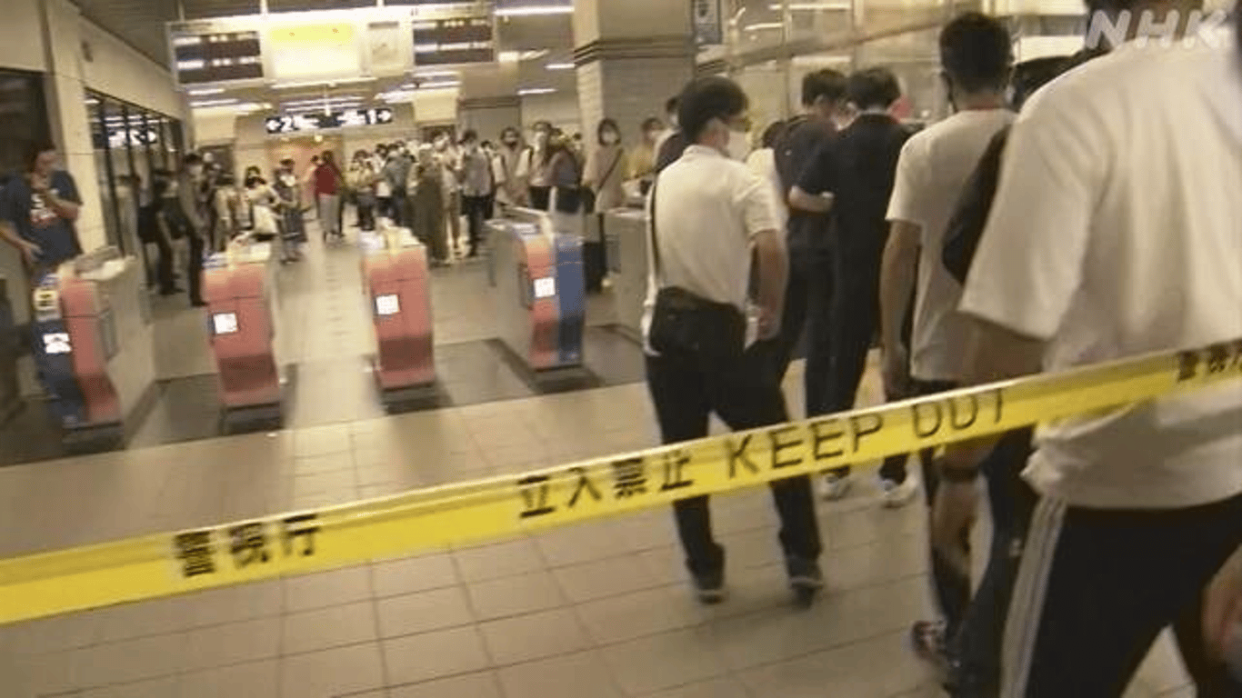 В Японии мужчина напал на пассажиров электрички