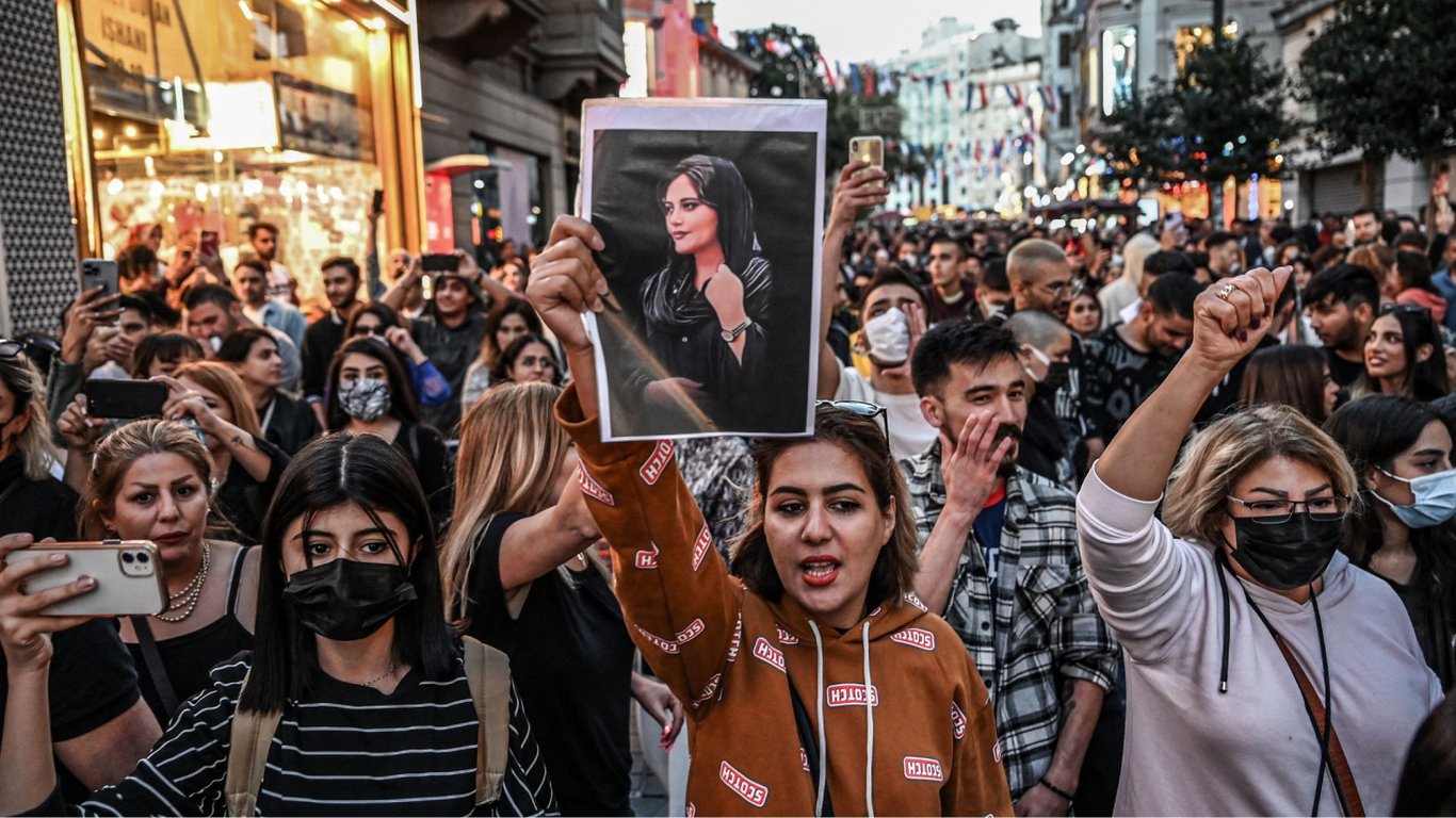 Иранские силовики стреляют по женщинам-протестующим, ударяя по лицу и гениталиям