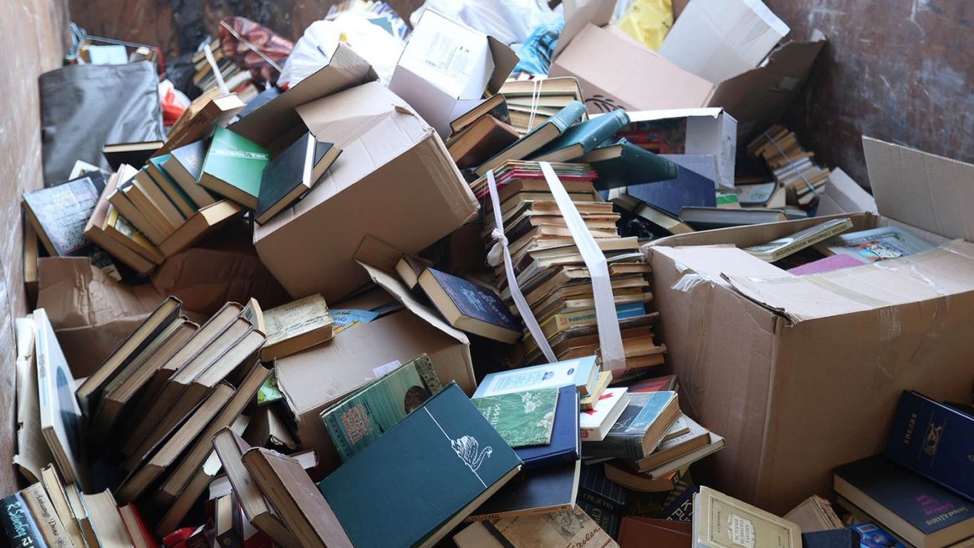 У передмісті Києва понад тонну російськомовних книг здали на макулатуру - гроші відправлять на ЗСУ