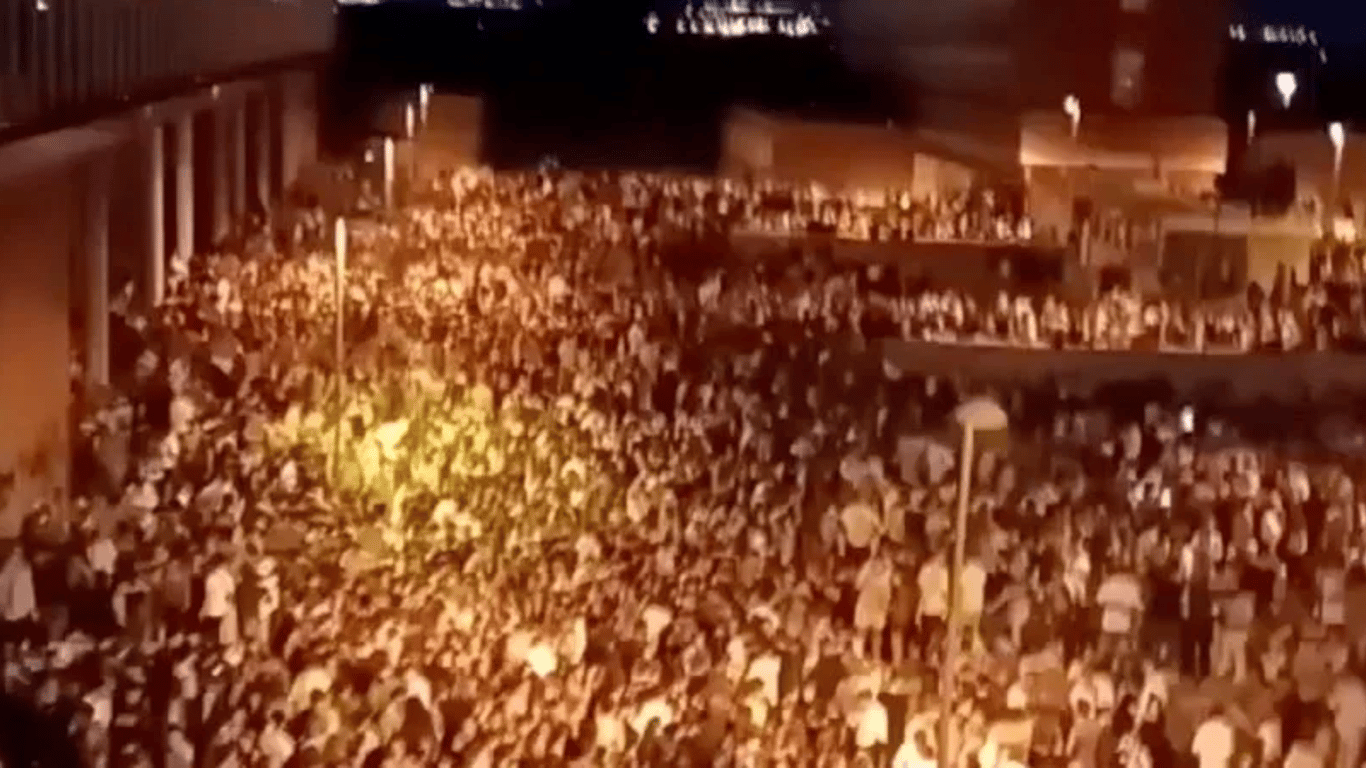 В Іспанії близько 25 тисяч студентів влаштували масову вечірку у виші. Відео