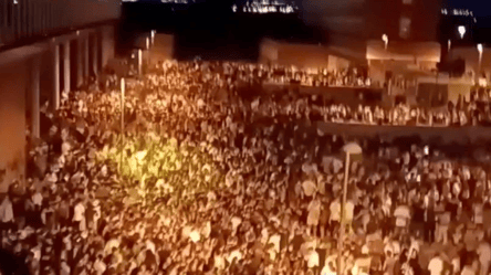 В Іспанії близько 25 тисяч студентів влаштували масову вечірку у виші. Відео - 285x160