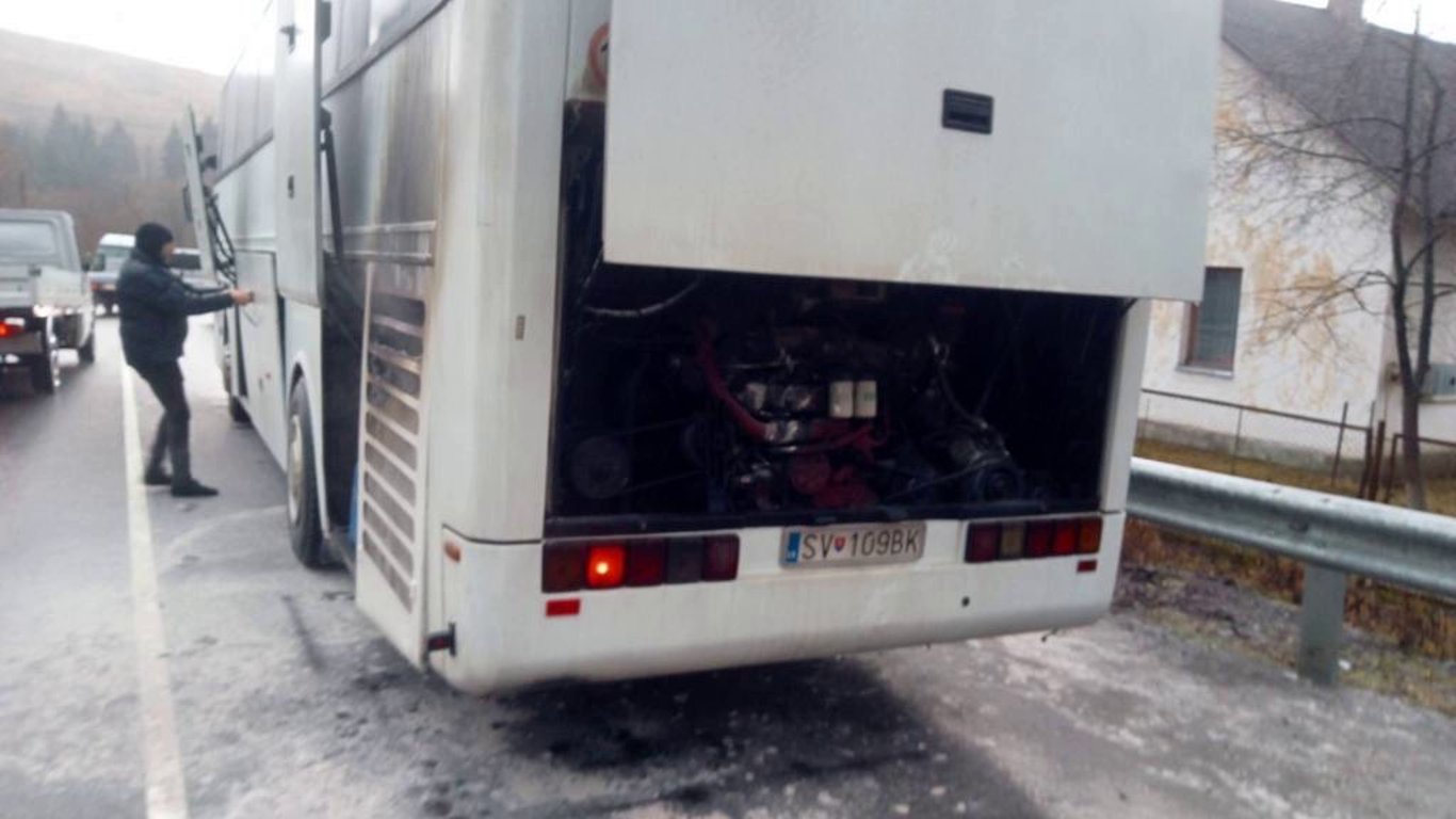 На Закарпатье во время движения загорелся автобус с туристами