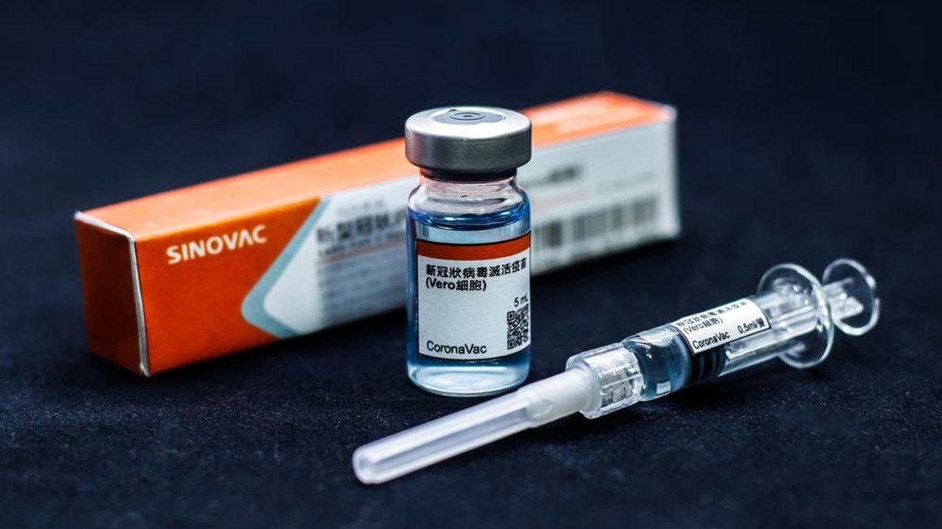 Китайська вакцина CoronaVac прибула до України - фото