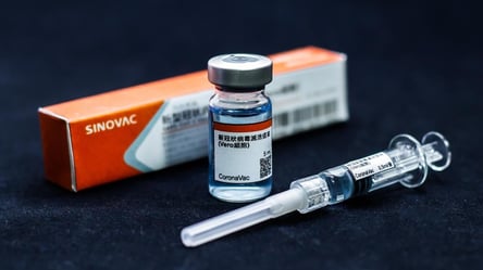 Україна отримала ще 1,5 мільйона доз COVID-вакцин CoronaVac: як розвантажували чартер. Фото - 285x160