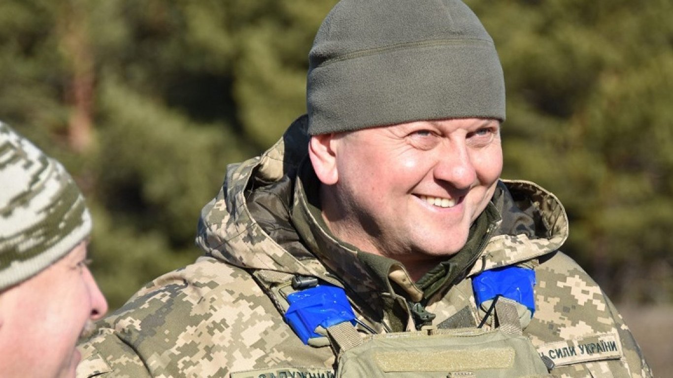 Валерій Залужний став першим кавалером "Хреста бойових заслуг"