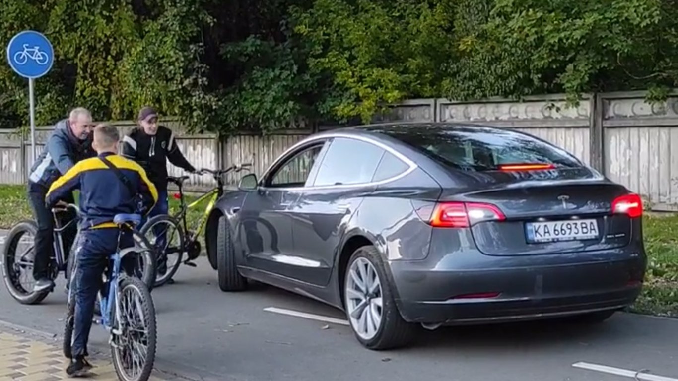 Водій Tesla в Києві не зміг проїхати по велосипедній доріжці - відео